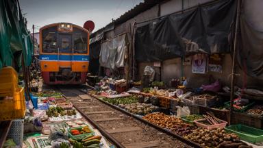 thailand_bangkok_maeklong-treinmarkt_spoor_trein_fruitstalletjes_b.jpg