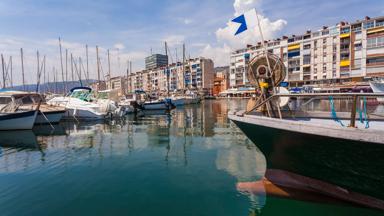 frankrijk_var_toulon_haven_boten_weerspiegeling_huizen_kade_getty