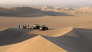 peru_ica_ica_duinen_woestijn_buggy_toeristen_groep_w.jpg