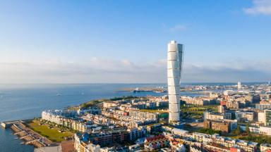 zweden_skane-ian_malmo_toren_luchtfoto_zee_shutterstock_1456846088