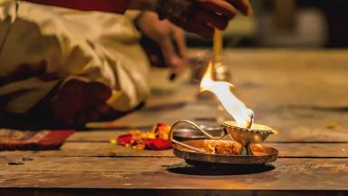 india_uttar-pradesh_varanasi_aarti-ceremonie_shutterstock_758054539