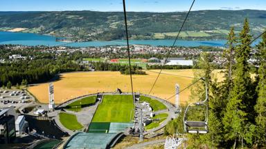 noorwegen_innlandet_lillehammer_skischans_stoeltjeslift_uitzicht_shutterstock_1149591215