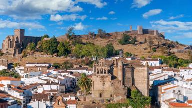 spanje_andalusie_huelva_aracena_stad_huizen__castillo-de-aracena_berg_blauwe-lucht_shutterstock