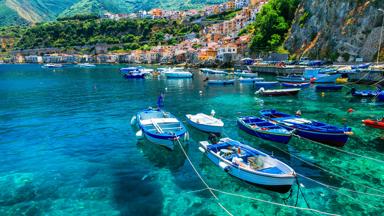 italie_calabrie_scilla_rondreis-zuid-italie_vissersboot_zee_bergdorp_shutterstock