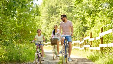algemeen_fietsen_gezin_kind_meisje_vader_moeder_shutterstock_1283949172