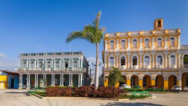 cuba_sancti-spiritus_sancti-spiritus_koloniale-gebouwen_kleurrijk_geel_groen_palmboom_b