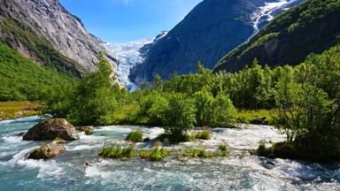 noorwegen_vestland_sogndal_nationaal-park_jostedalsbreen_nigardsbreen_gletsjer_bos_meer_getty