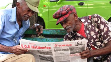 cuba_algmeen_mannen met krant_w