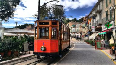 spanje_balearen_mallorca_port-soller_tram_dorp_straat_pixabay