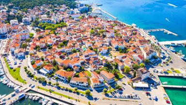 kroatie_dalmatie_biograd-na-muru_luchtfoto_stad_haven_zee_getty-1199394741