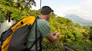 costa-rica_la-fortuna_parque-nacional-volcan-arenal_arenal-vulkaan_man_uitzicht_GettyImages-183784893