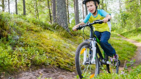 zweden_dalarna_malung_kind-op-mountainbike_bos_activiteit_getty