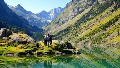 wandelrondreis_frankrijk_occitanie_pyreneeen_wandelaars_bergmeer_shutterstock