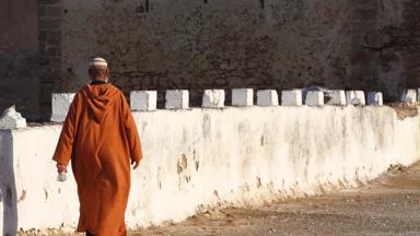 marokko_marrakech-safi_essaouira_mens_man_witte-muur_b