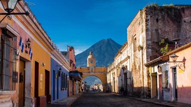 guatemala_sacatepequez_panchoy-vallei_antigua_santa-catalina-arch_straatje_uitzicht_agua-vulkaan_b