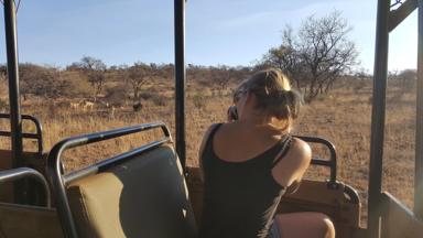 zuid-afrika_limpopo_ohrigstad_hanna-lodge_gamedrive_vrouw_fotograferen_impala_safari_w