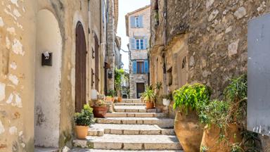 frankrijk_st-paul-de-vence_nauw-straatje_shutterstock_637252243