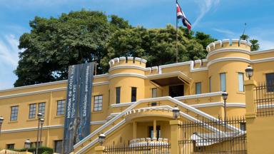costa-rica_san-jose_nationaal-museum_geel_vlag_gebouw_shutterstock
