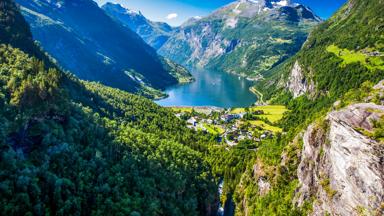 noorwegen_more-og-romsdal_geiranger_vakantie-scandinavie_geiranger_berg_meer_shutterstock_1170011566