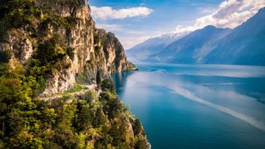 italie_riva-del-garda_gardameer_kust_shutterstock_778059301