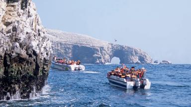 peru_ballestas-eilanden_boottocht_groep_rotsen_oceaan_w