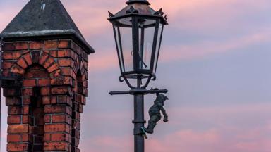 polen_neder-silezie_wroclaw_kabouter_detail_lantaarn_zonsondergang_getty