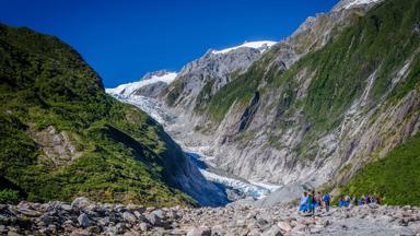 nieuw-zeeland_zuidereiland_franz-josef-gletsjer_groep_wandelen_bergen_shutterstock_345286913