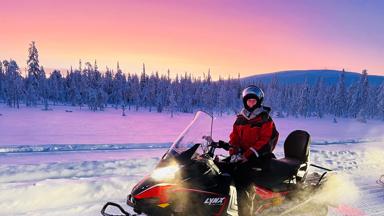 Fox_Fins Lapland_Maaike op sneeuwscooter