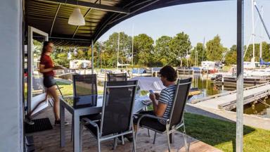 hotel_nederland_sneek_rcn-vakantiepark-de-potten_ten-villa-lodge_haven_steiger_terras