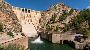 spanje_valencia_Pantano de Contreras_meer_dam_shutterstock_1813394494