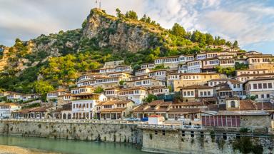 albanie_berat_huizen_berg_water_shutterstock