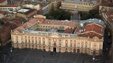 Frankrijk-Occitanie-Toulouse-Place-du-Capitole©CRT Occitanie-Dominique.Viet