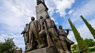 albanie_vlore_onafhankelijksheidmonument_voorkant_shutterstock