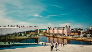 noorwegen_oslo_oslo_opera-house_mensen_groep_shutterstock_1086230123