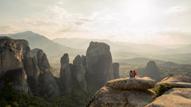 griekenland_Thessalie_kalampaka_meteora-heuvel_stel_uitzicht_GettyImages-883726582.jpg