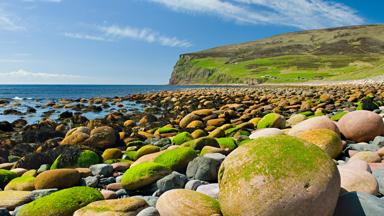 schotland_orkney-eilanden_stenen_mos_zee_klif_GettyImages-139822143