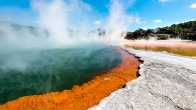 nieuw-zeeland_noordereiland_rotorue_wai-o-tapu_vulkanisch_stomende-kraters_kleuren_shutterstock