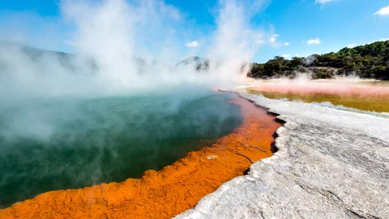 nieuw-zeeland_noordereiland_rotorue_wai-o-tapu_vulkanisch_stomende-kraters_kleuren_shutterstock