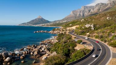 zuid-afrika_kaapstad_tuinroute_autoweg_zee_rotsen_gebergte_getty.