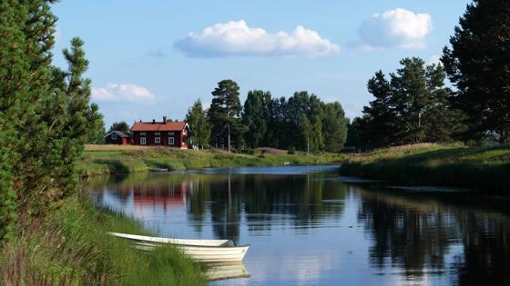 zweden_dalarna_malung_rivier_boot_huis_shutterstock_1924493309