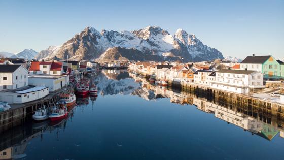 Henningsvær, Austvågøy, Lofoten, Nord-Norge, vår, fiskevær, havn, fjell og hav