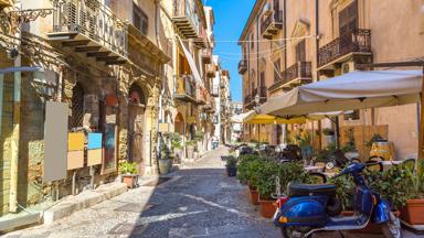 italië_sicilië_cefalu_straat_scooter_shutterstock