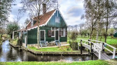 nederland_noord-holland_zaandam_huisje_brug_water_pixabay