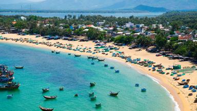 vietnam_quy nhon_baai_strand_vissersbootjes_zee_b