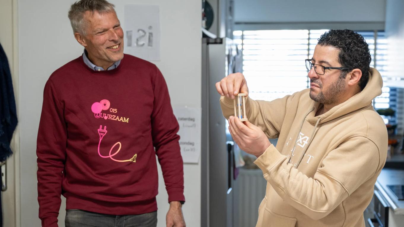 Vrijwilligers voor ANWB EnergieMaatje die energieadvies geven aan een bewoner