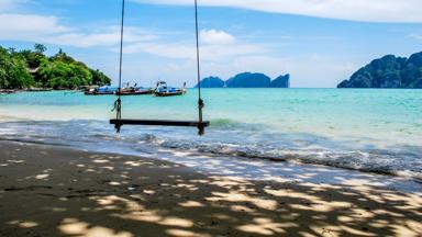 thailand_phi-phi_strand_schommel_zee_w.jpg