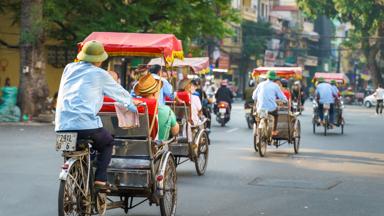 vietnam_hanoi_cyclo-tour_fiets_groep_shutterstock_1677809701