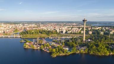 finland_tampere_luchtfoto_panorama_pyynikki-uitzichttoren_zonsondergang_stad_rivier_shutterstock
