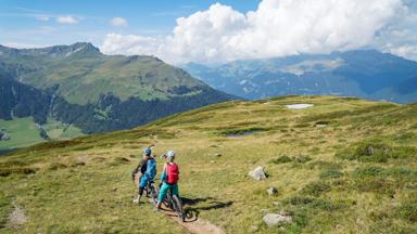 zwitserland_graubunden_davos_omgeving_bergen_landschap_alpen_stel_vrouw_getty