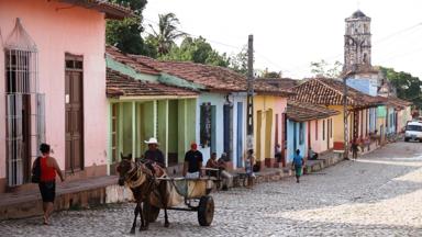 cuba_sancti-spiritus_trinidad_kleurrijke-huisjes_ezel_kar_mensen_toren_weg_f